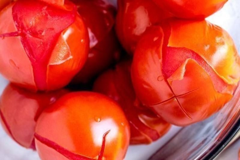 Blanching tomatoes Method for peeling tomatoes