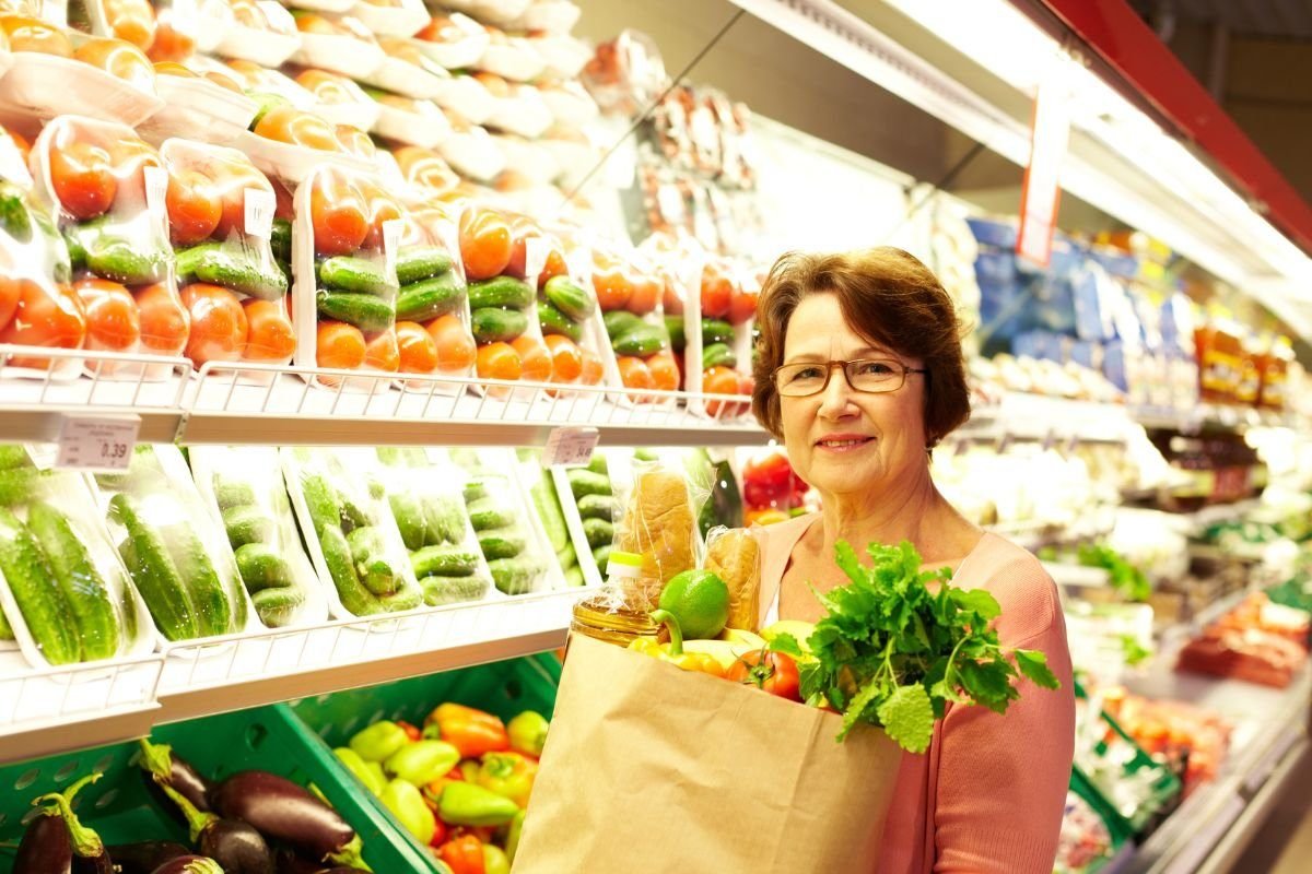 consumer in the market, buying tomato