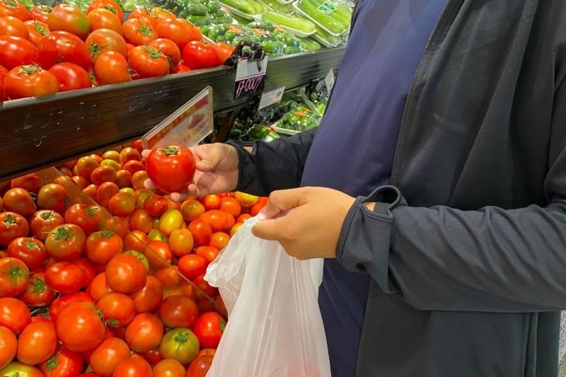 C:\Users\Mohsin\Downloads\Effects of tomatoes shortage on consumers and retailers.jpg