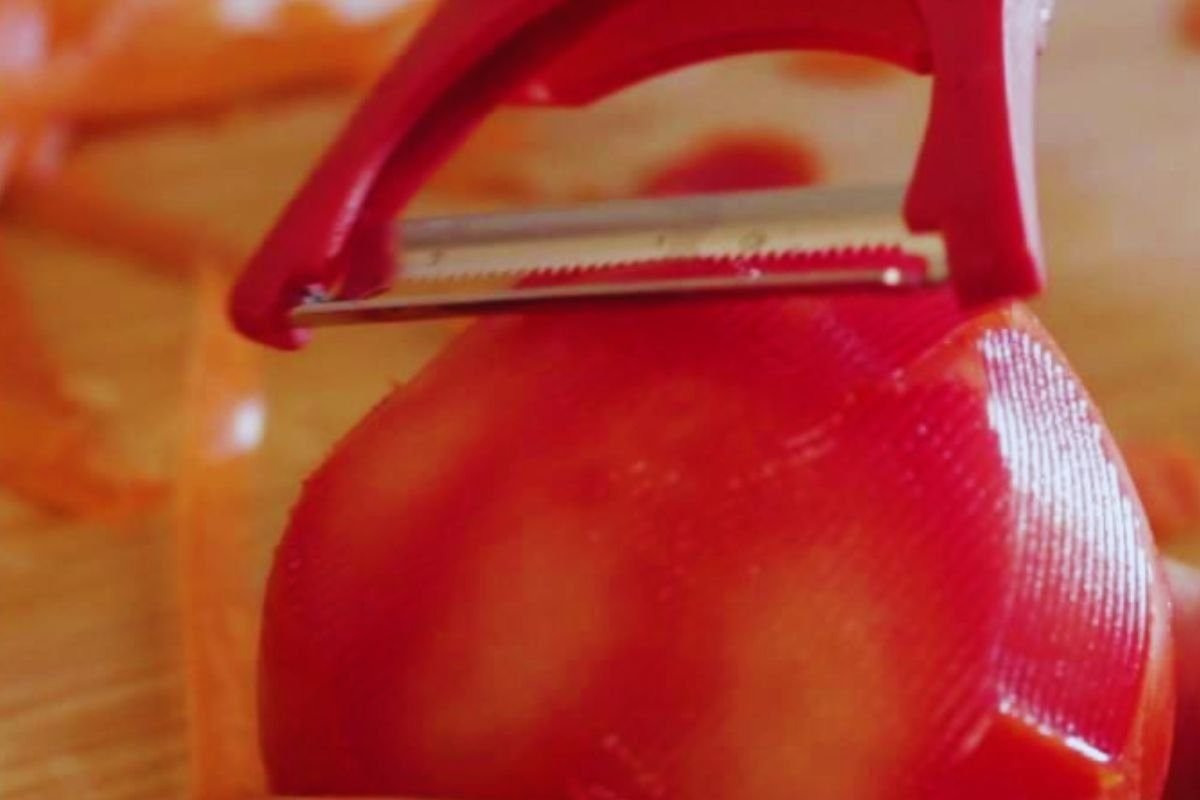 peeling tomatoes with Vegetable Peeler